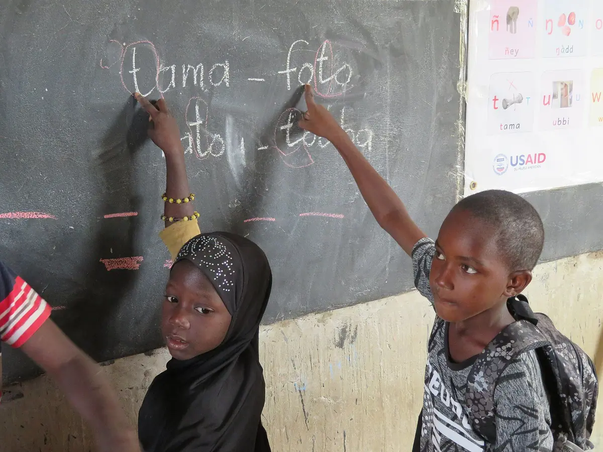 Élèves au tableau dans une école sénégalaise